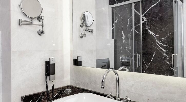 Les Ambassadeurs Hotel