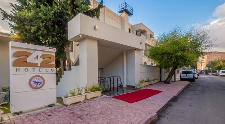 Tema 242 Hotel