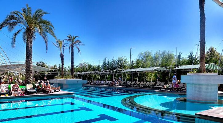 Crystal Deluxe Resort & Spa
