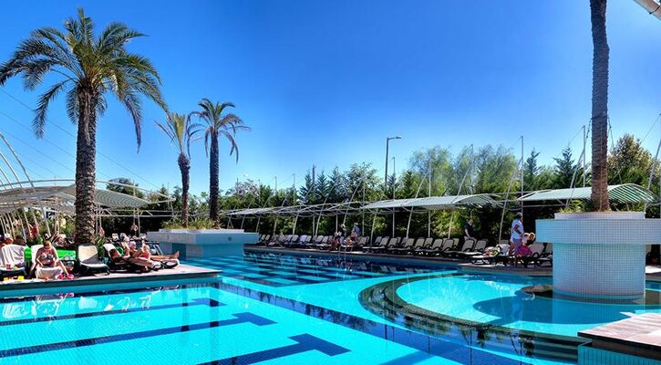 Crystal Deluxe Resort & Spa