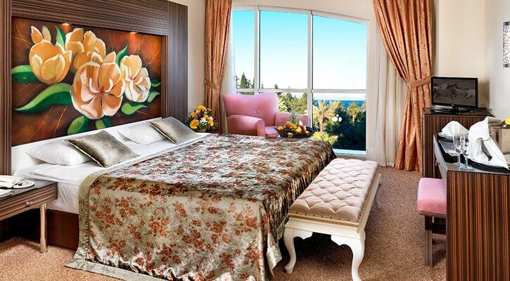 Crystal Deluxe Resort & Spa