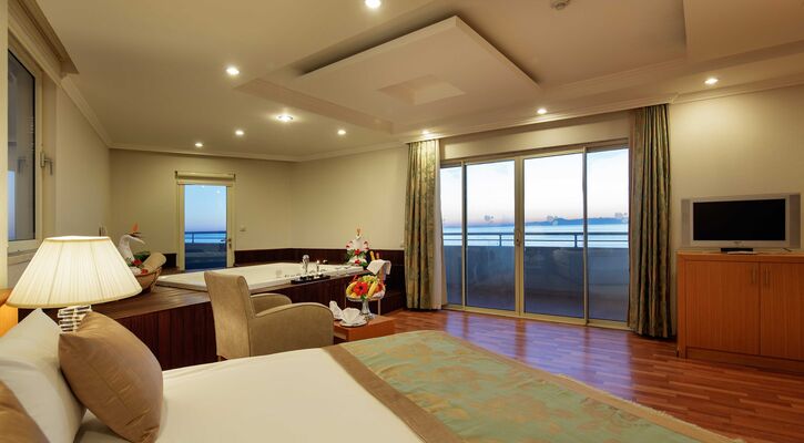 Crystal Admiral Resort Suites & Spa