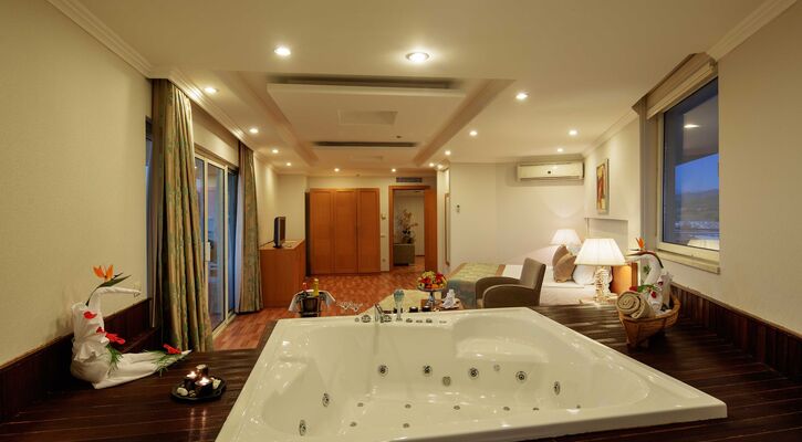 Crystal Admiral Resort Suites & Spa