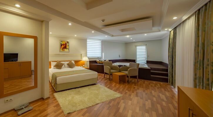 Crystal Admiral Resort Suites & Spa