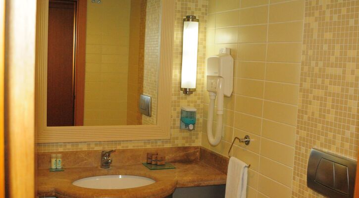 Crystal Admiral Resort Suites & Spa