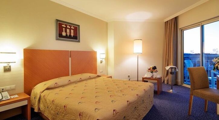 Crystal Admiral Resort Suites & Spa