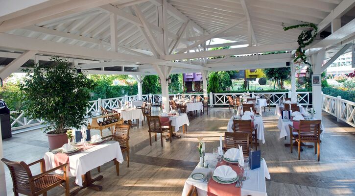 Crystal Admiral Resort Suites & Spa