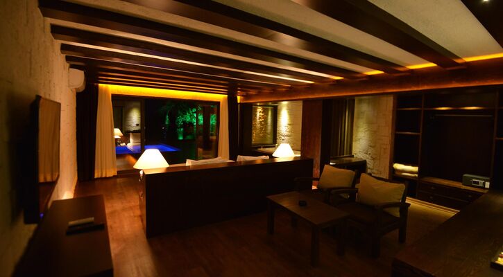 Manaspark Deluxe Hotel