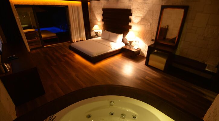 Manaspark Deluxe Hotel